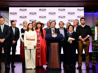 presidente Gustavo Petro se reúne con los representantes de los distintos partidos políticos de su alianza legislativa, en Bogotá, el 27 de febrero de 2023.