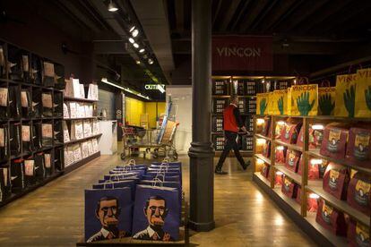 Bolsas antiguas de Vinçon han ocupado los estantes vacíos de la tienda de objetos de diseño del Paseo de Gracia de Barcelona