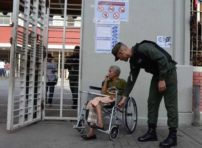 Una anciana espera su turno para votar en la Constituyente en Caracas.