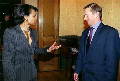Condoleeza Rice saluda al ministro de Defensa ruso, Serguéi Ivanov, ayer en Moscú.
