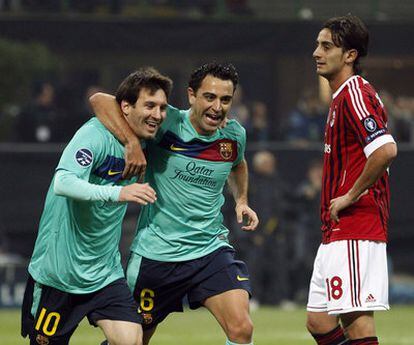 Messi y Xavi celebran el primer gol del Barcelona ante la desolación de Aquilani.