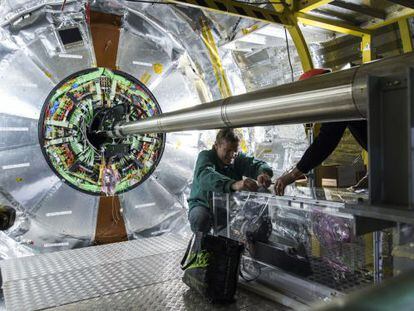 Ingenieros trabajando en el detector CMS del LHC, en Ginebra.