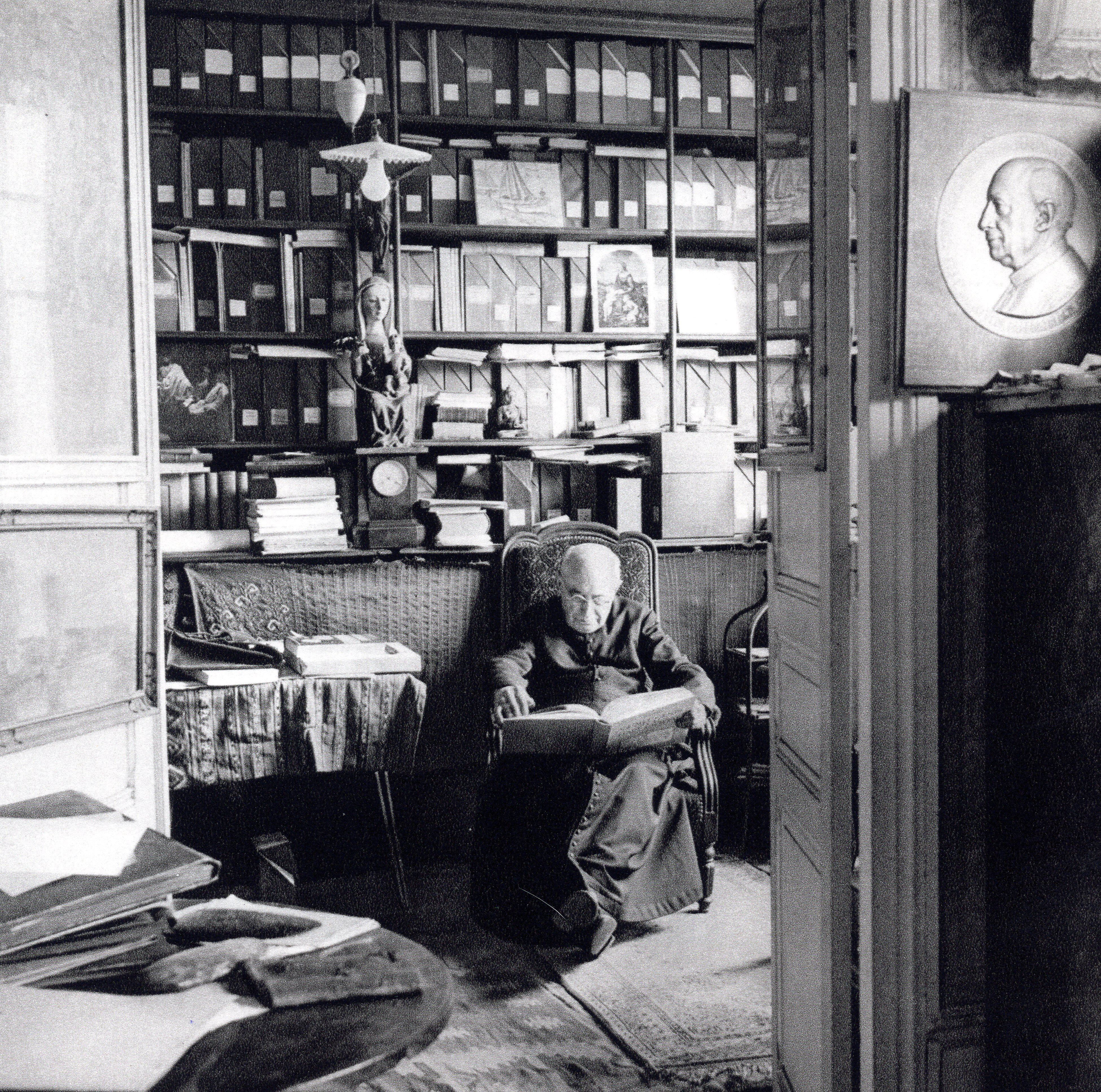 Henri Breuil, en su despacho de París, en 1956.