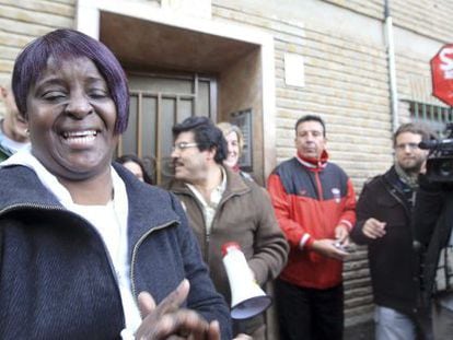 Una mujer muestra su emoci&oacute;n tras ser paralizado su desahucio el jueves en Zaragoza. 