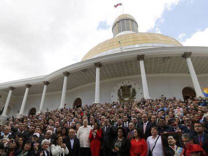 Los integrantes de la Asamblea Constituyente posan frente a la entrada al Parlamento venezolano. 