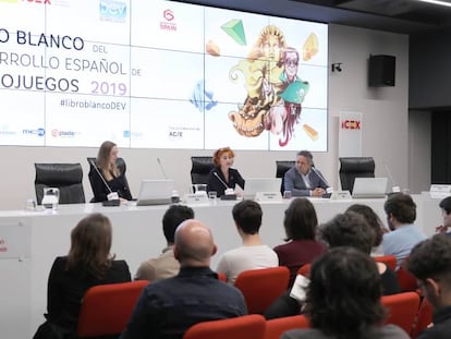 Valeria Castro, presidenta de DEV, junto a María Peña Mateos, consejera delegada de ICEX España Exportación e Inversiones, y Curro Rueda, vicepresidente de DEV.