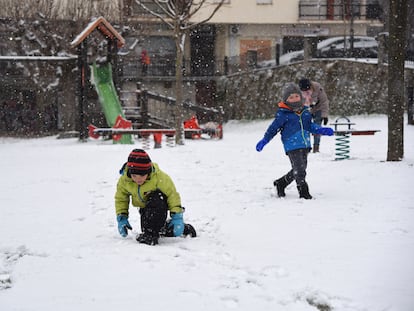 Dos niños juegan en la nieve fruto de la borrasca Filomena, en Sort, Lleida, Cataluña (España).