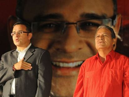 Mauricio Funes (izquierda), cuando era candidato a la presidencia, y su n&uacute;mero dos, Salvador S&aacute;nchez Cer&eacute;n, en un mitin en 2009.