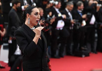 Rossy de Palma fue una de las primeras en pisar la alfombra roja, poniendo el toque español a la primera jornada del festival de Cannes 2022. La actriz optó por un minivestido y blazer negra de Anthony Vaccarello para Yves Saint- Laurent, sandalias de plataforma y maxi gafas de sol.