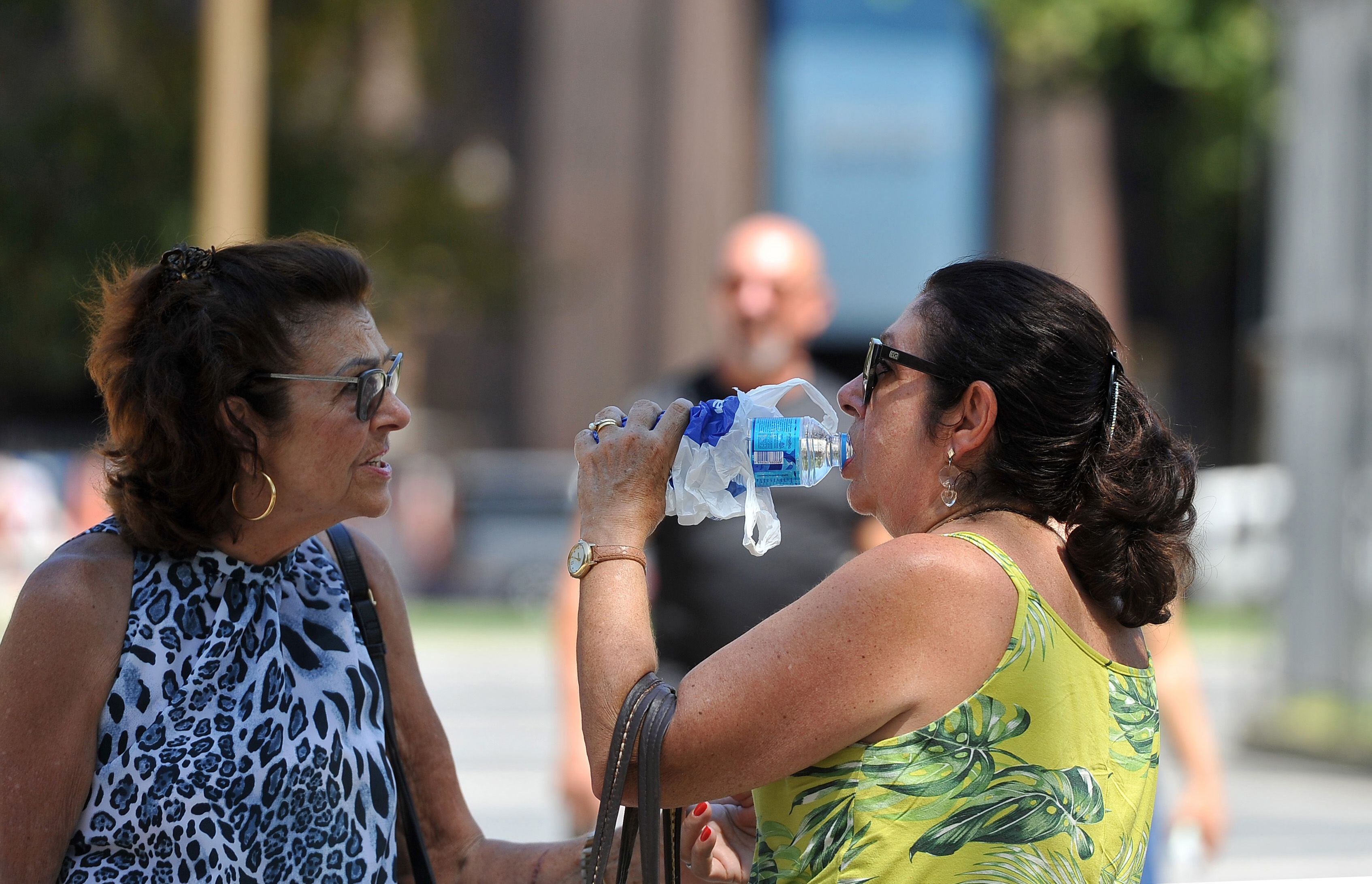 Una mujer se refresca durante una ola de calor en Buenos Aires (Argentina), el 17 de enero de 2023. 