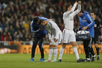 Jesé es atendido mientras Ronaldo pide el cambio