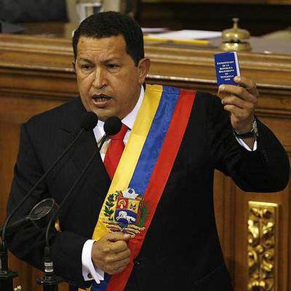 Chávez muestra un ejemplar de la Constitución durante su intervención en la Asamblea Nacional.