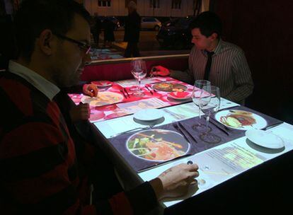 La mesas interactivas del restaurante Eatperience, en Madrid, permiten ver reflejados los platos de la carta como si fuera un mantel