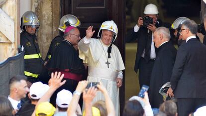 El Papa Francisco, este domingo en la catedral de Camerino, en Italia.