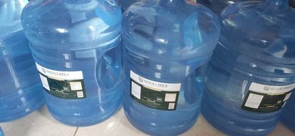 Garrafones de agua de Segalmex, en una imagen compartida en redes sociales.