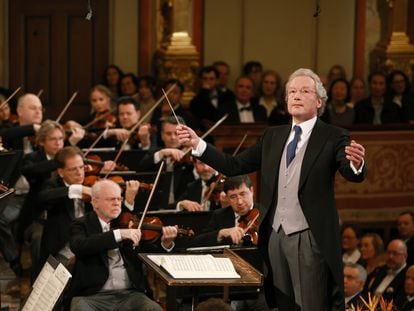 Franz Welser-Möst dirige la Filarmónica de Viena durante el Concierto de Año Nuevo de 2023.