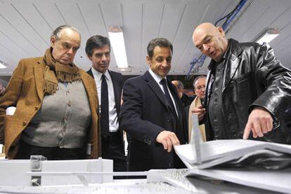 De izquierda a derecha, el ministro de Cultura francés, Frédéric Mitterrand; el director de la Ciudad de la Música, Laurent Bayle; el presidente francés, Nicolas Sarkozy, y el arquitecto Jean Nouvel, en París, en enero de 2010.