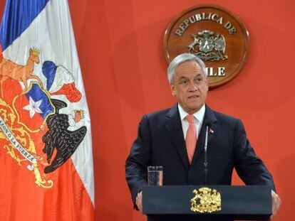 Sebastián Piñera compareciendo ante la prensa en el Palacio de La Moneda