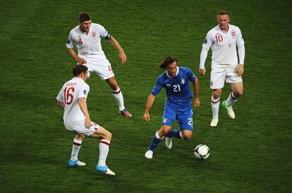 Pirlo controla el balón ante Milner, Gerrard y Rooney durante la Eurocopa de 2012.