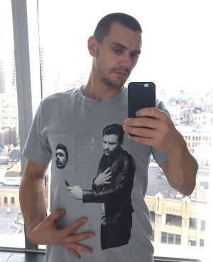 James Franco con una camiseta que lleva su imagen.