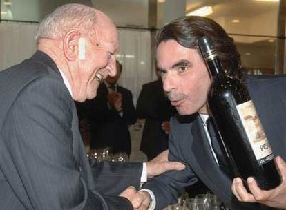 José María Aznar recibe una botella 'magnum' de manos del bodeguero Alejandro Fernández antes de recibir la Medalla de Oro de la Academia del Vino de Castilla y León, hoy en Valladolid.