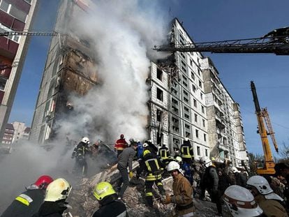 Equipos de rescate trabajaban este viernes en la búsqueda de supervivientes entre los escombros dejados por un bombardeo ruso en la ciudad ucrania de Uman.