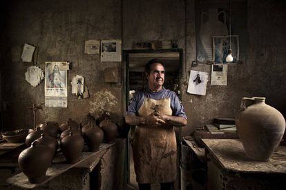 El alfarero Jesús Guerra Bernabé, en su taller en Campo Real.