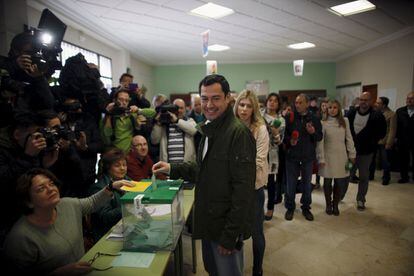 El candidato del PP a la Junta de Andaluc&iacute;a deposita su voto en un colegio de M&aacute;laga.