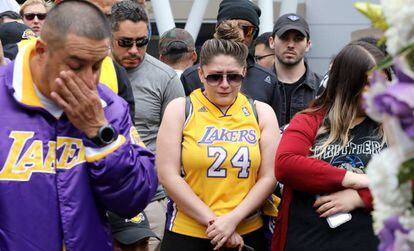 Aficionados, en la improvisada ofrenda floral en memoria a Kobe Bryant ante el Staples Center.