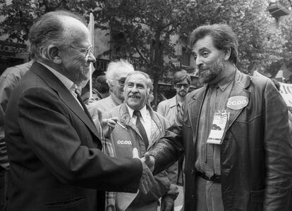 Santiago Carrillo (izquierda) y Julio Anguita, se saludan en la manifestación del Primero de Mayo de Madrid, en 1988.