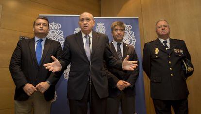 El ministro del Interior, Jorge Fern&aacute;ndez D&iacute;az, habla tras inaugurar en Sevilla la reuni&oacute;n de un grupo de trabajo de Interpol sobre contraterrorismo. 