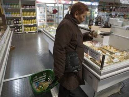 Una mujer en un supermercado de Mendoza (oeste).