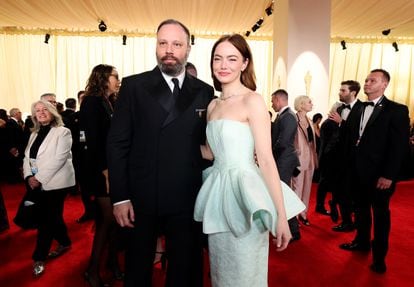 Yorgos Lanthimos and Emma Stone, at the entrance to the gala.