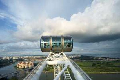 Con 28 compartimentos con cabida para 28 personas cada uno, la noria de Singapur, de 165 metros de altura, ofrece las mejores vistas de la ciudad en un viaje de 30 minutos.
