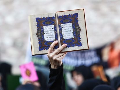 Una manifestante exhibe un ejemplar del Corán durante una protesta contra el quema del libro religioso en Suecia, el 30 de julio en Estambul.