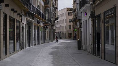 Calle Tetuán de Sevilla, con todos los comercios cerrados.