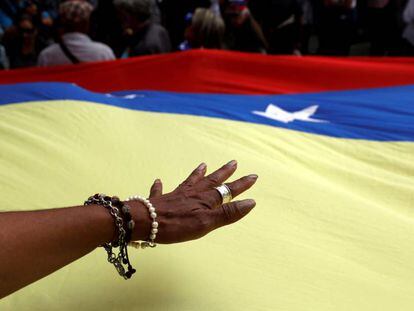 Una mano sobre la bandera venezolana durante una protesta contra Nicolás Maduro en Caracas.