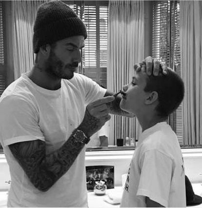 Con esta imagen donde aparece afeitando a su hijo Romeo, David Beckham felicitó el cumpleaños al segundo de sus cuatro hijos.
