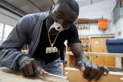 El guineano Mohamed en el taller de carpintería de la Ufil Puerta Bonita de Madrid.
