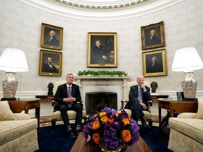 El presidente de Estados Unidos, Joe Biden (derecha), y el presidente de la Cámara de Representantes, Kevin McCarthy, el pasado 22 de mayo en la Casa Blanca, en Washington D.C.