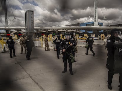 Agentes fronterizos estadounidenses realizan un simulacro en la garita de San Ysidro (Tijuana) este viernes, en preparación para la revocación del Título 42.