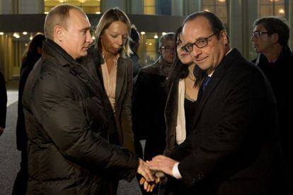 Vlad&iacute;mir Putin se despide de Fran&ccedil;ois Hollande tras la reuni&oacute;n de ambos en Mosc&uacute;. 