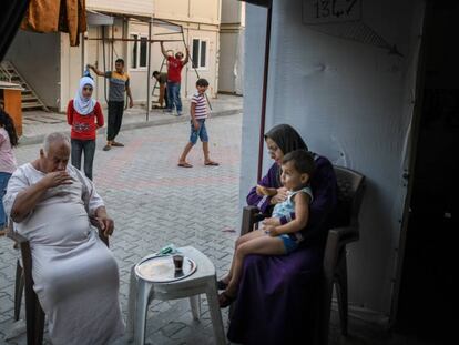 Una familia siria a las puertas de su vivienda en Hatay (Turquía) el pasado 16 de septiembre.