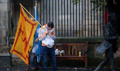 Un partidario del s&iacute; tras conocer el resultado, el viernes en Edimburgo