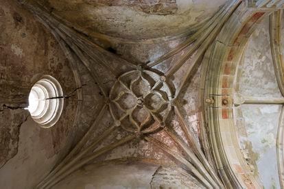 La bóveda de la Dama de las Loras, como
se conoce la iglesia de Fuenteodra (Burgos). 