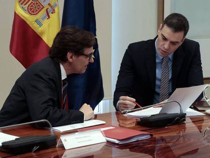 Pedro Sánchez y el ministro de Sanidad, Salvador Illa, durante la conferencia con los presidentes autonómicos de este domingo.