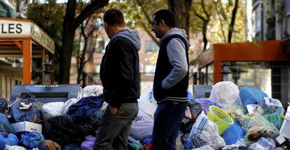 Basura acumulada ayer en una calle de Parla tras una semana de huelga encubierta.