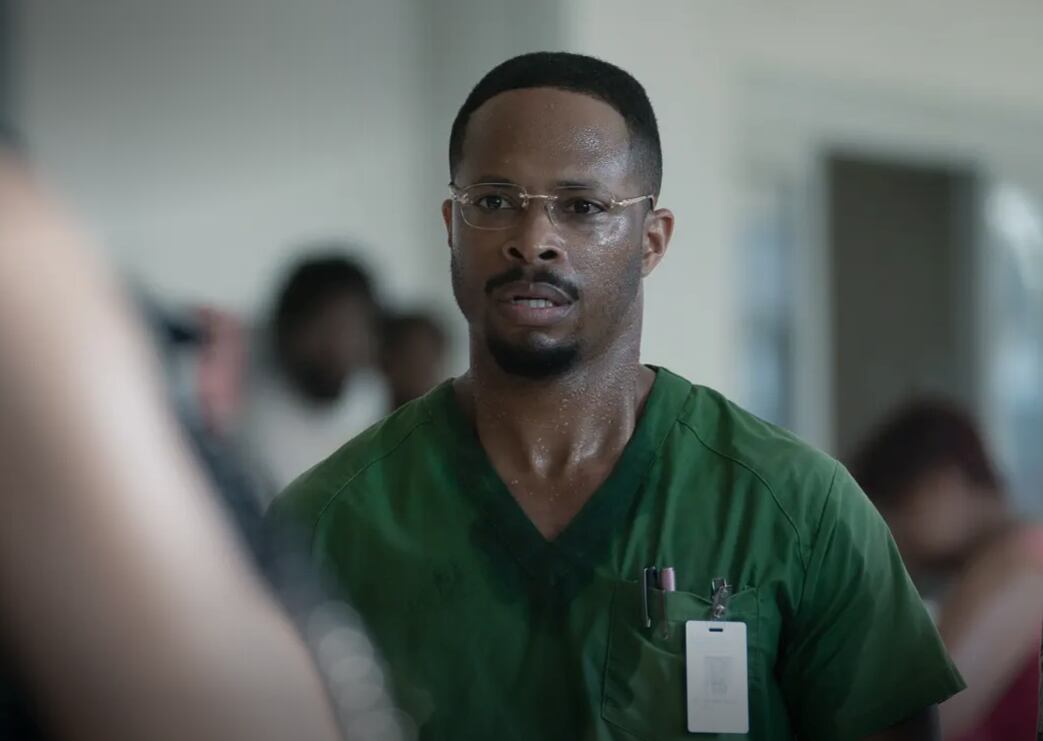Cornelius Smith Jr en el papel del doctor Bryant King, uno de los más beligerantes con las decisiones adoptadas en el Memorial durante esos cinco días.