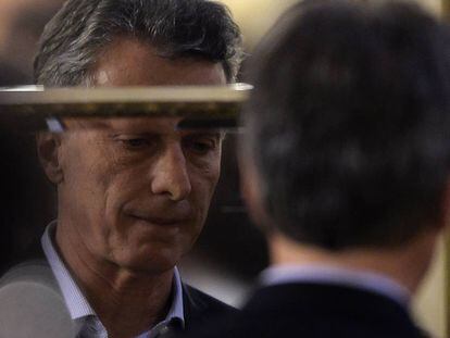 El presidente de Argentina, Mauricio Macri, reflejado en una de las puertas espejadas del Salón Blanco de la Casa Rosada