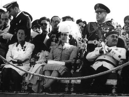 De derecha a izquierda: Francisco Franco, Carmen Polo de Franco y Pilar Primo de Rivera, en un acto de la secci&oacute;n femenina en El Escorial, en 1944.